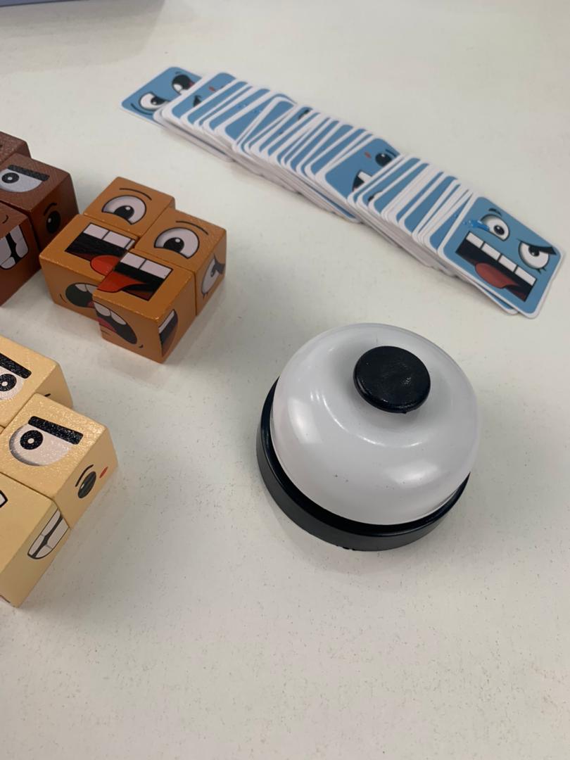 Jeu de Puzzle Cubes en Bois – لعبة أحجية مكعبات خشبية