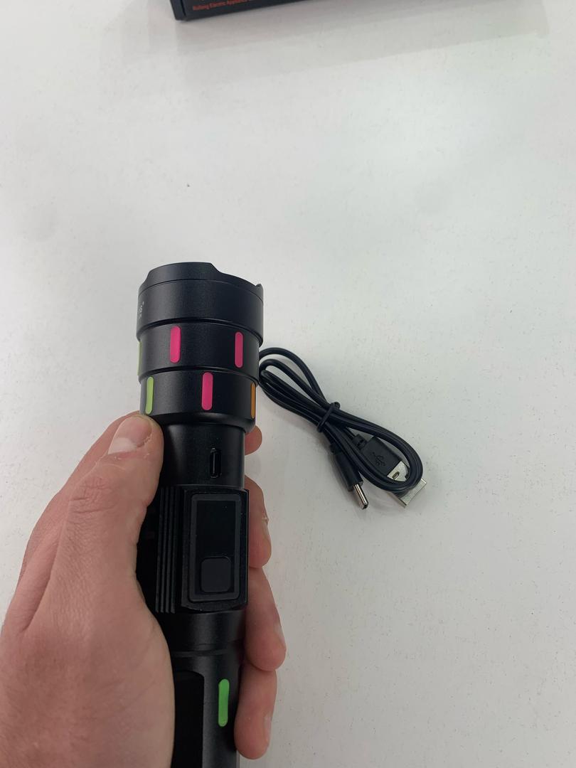 Lampe de Poche LED à Zoom Télescopique avec Bandes Fluorescentes - مصباح يدوي مع زووم تلسكوبي