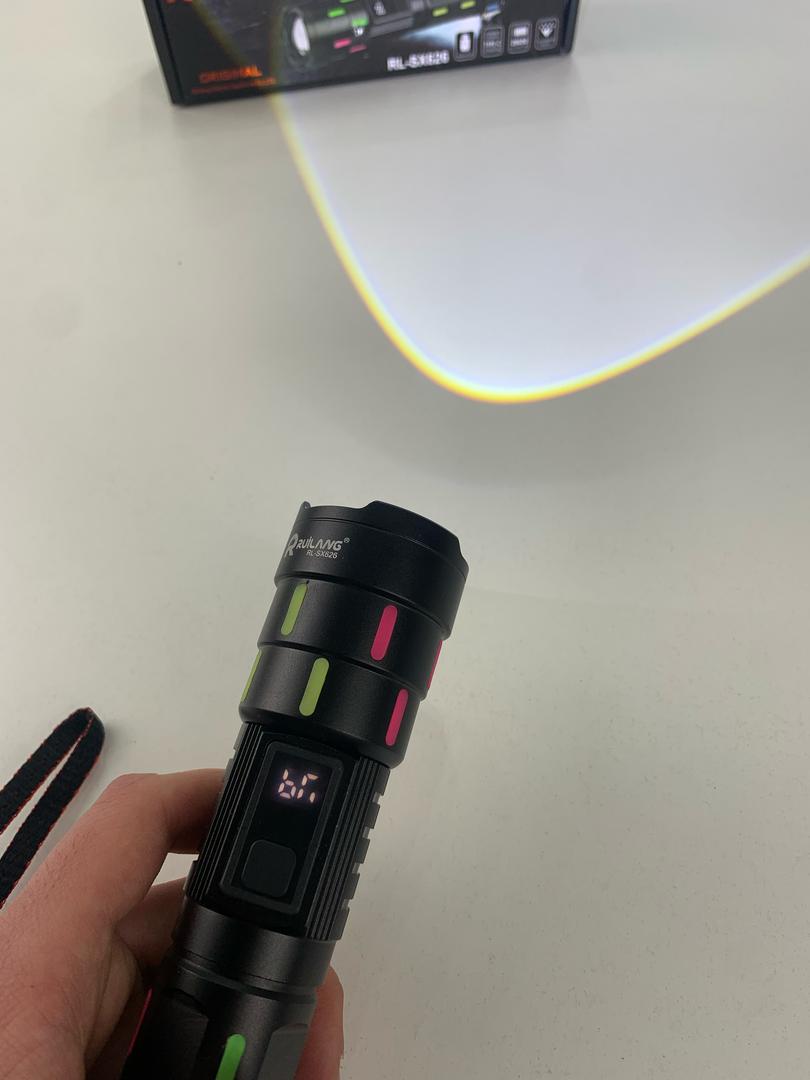 Lampe de Poche LED à Zoom Télescopique avec Bandes Fluorescentes - مصباح يدوي مع زووم تلسكوبي
