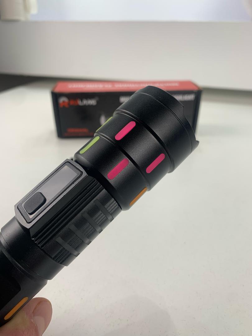 Lampe de Poche LED à Zoom Télescopique avec Bandes Fluorescentes - مصباح يدوي مع زووم تلسكوبي