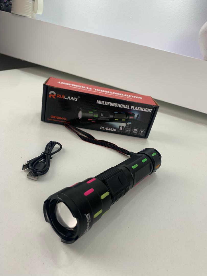 Lampe de Poche LED à Zoom Télescopique avec Bandes Fluorescentes - مصباح يدوي مع زووم تلسكوبي