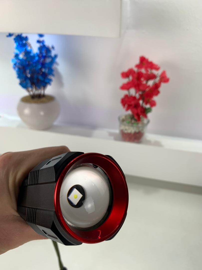 Lampe Torche à LED Haute Puissance 30W avec Batterie Lithium 18650 – مصباح يدوي عالي الطاقة مع بطارية ليثيوم