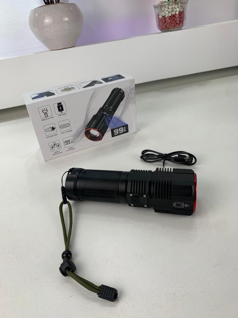 Lampe Torche à LED Haute Puissance 30W avec Batterie Lithium 18650 – مصباح يدوي عالي الطاقة مع بطارية ليثيوم
