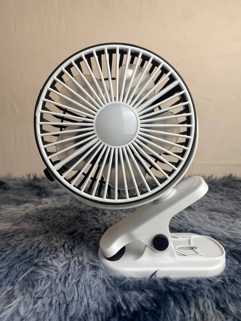 Ventilateur de bureau portable à pince réglable à 360°, rechargeable via USB